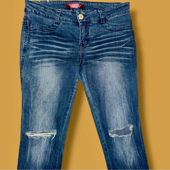Almost Famous Premium Jeans Skinny Distressed Streetwear Baddie Junior’s Size 7 - Picture 3 of 16